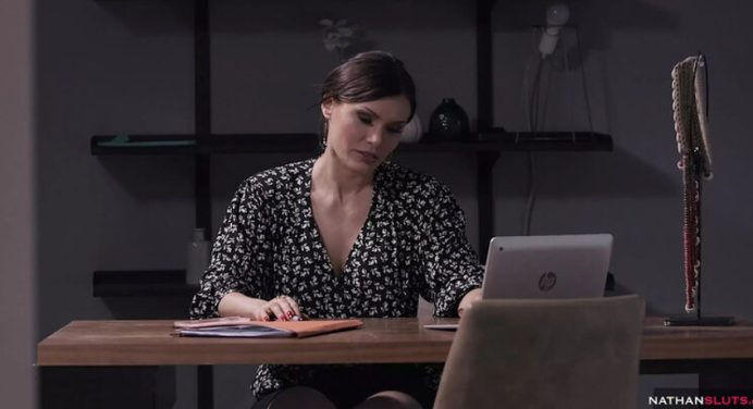 Yaramaz asyalı sekreter götten yiyince uslanıyor